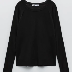 Svart zara tröja - Säljer min svarta zara tröja då jag inte använder den. Den är i bra skick då den inte är jätte använd. Köptes för 220kr. Skriv för mer bilder eller funderingar💗