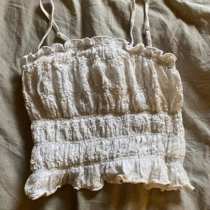 Linne - Kropptopp linne, lite tjockare i materialet -inte genomskinligt. Finns under tyg