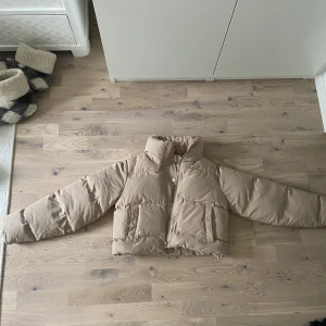 Jacka - Den här cropped puffer jacket är sååå mysig och varm! Kan definitivt användas både höst/vinter! Är i toppen skick, som ny 🫶🏻