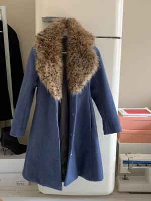 Ida Sjöstedt kappa - Stilren blå kappa från Ida Sjöstedt, endast använd 1 gång, fint skick. 