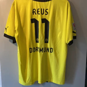 Reus Dortmund M - Fin tröja som jag säljer för att jag samlar pengar till annat. Den är i storlek M och i väldigt bra skick! Kan tänka mig gå ner lite i pris. Hör av er vid några frågor!