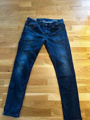 Tjena!   Säljer här ett par dondup-jeans av modellen ”George”. Dessa jeans är i storlek 34 och har knappt använts. Hör av er om ni har andra frågor kring plagget!