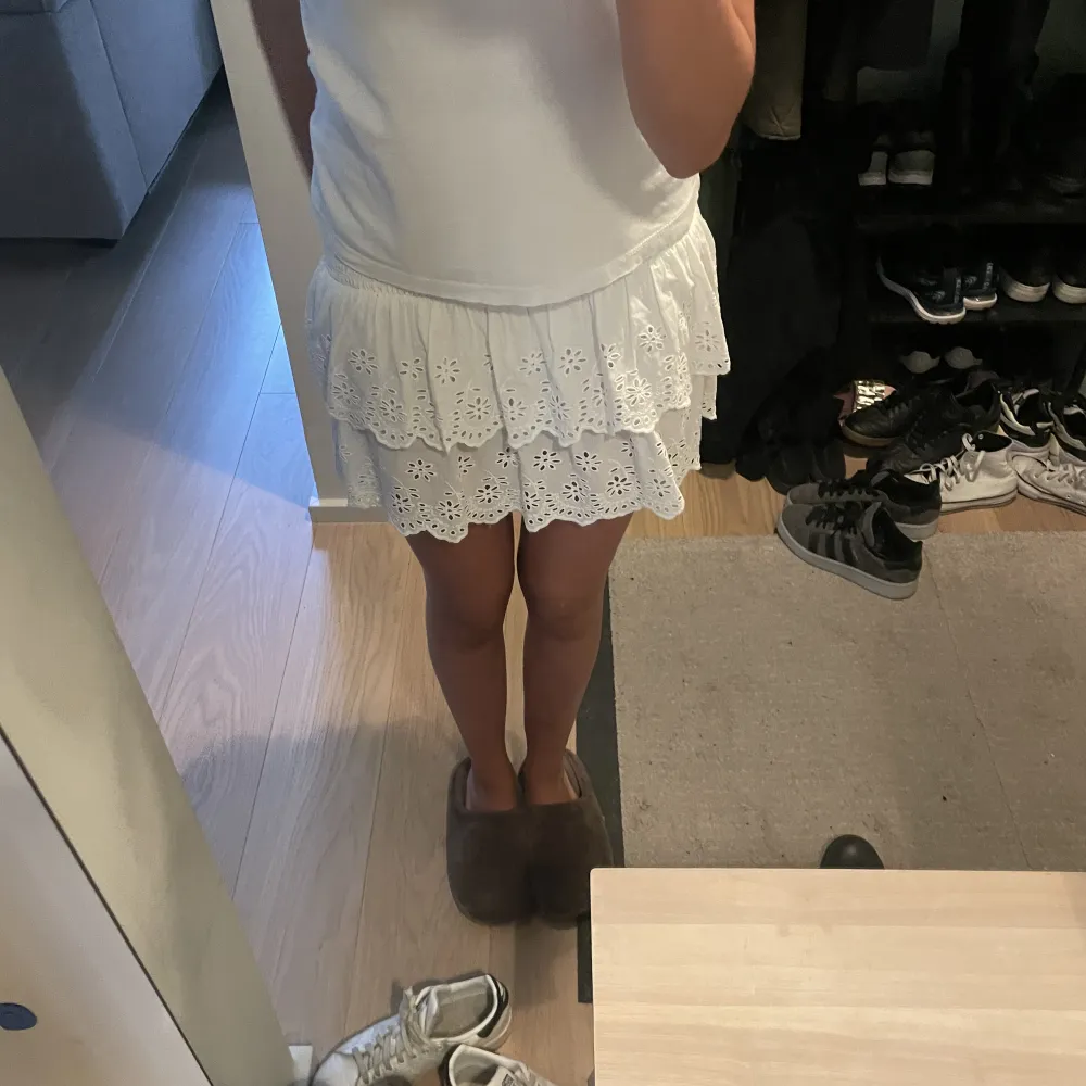 Säljer min vita kjol köpt från Lindex från deras märke HOLLY & WHYTE. Går inte att få tag på längre och endast använd några gånger. Kjolar.