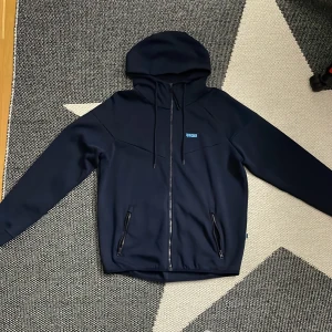 Djurgården hoddie med dragskedja  - Djurgården hoddie köpt från djurgården store, för 749kr. Aldrig använd. 