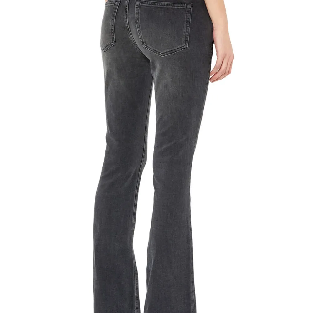 As snygga lågmidjade, bootcut disel jeans som jag säljer för jag har typ aldrig använt dem! Köptes för 1500kr. . Jeans & Byxor.