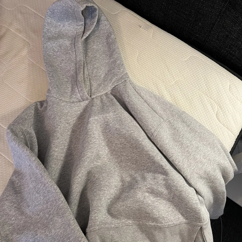 En grå hoodie som jag köpte förra året innan jag flyttade till usa. Känner inte att de är min stil längre så säljer den nu! . Hoodies.