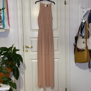 Ljusrosa långklänning - Ljusrosa/gammelrosa långklänning med slits och något öppen i ryggen. Använd 1 gång.