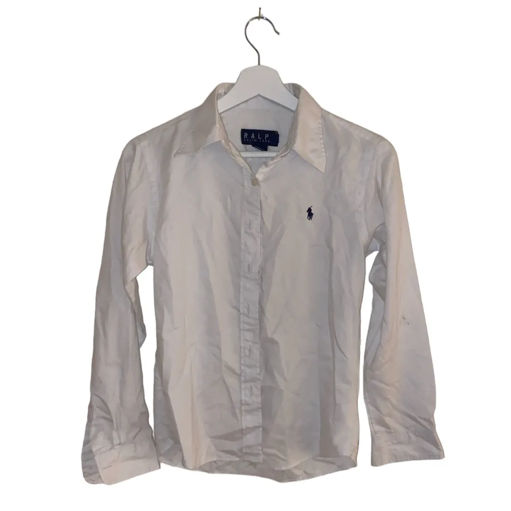 En vit Ralph Lauren skjorta i storlek M. Knappt använd, i toppen skick. . Skjortor.