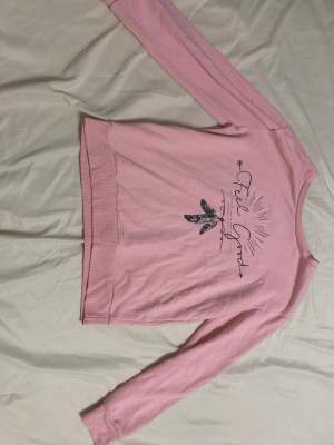 Rosa tröja med tryck Storlek:38 Pris:20 kr
