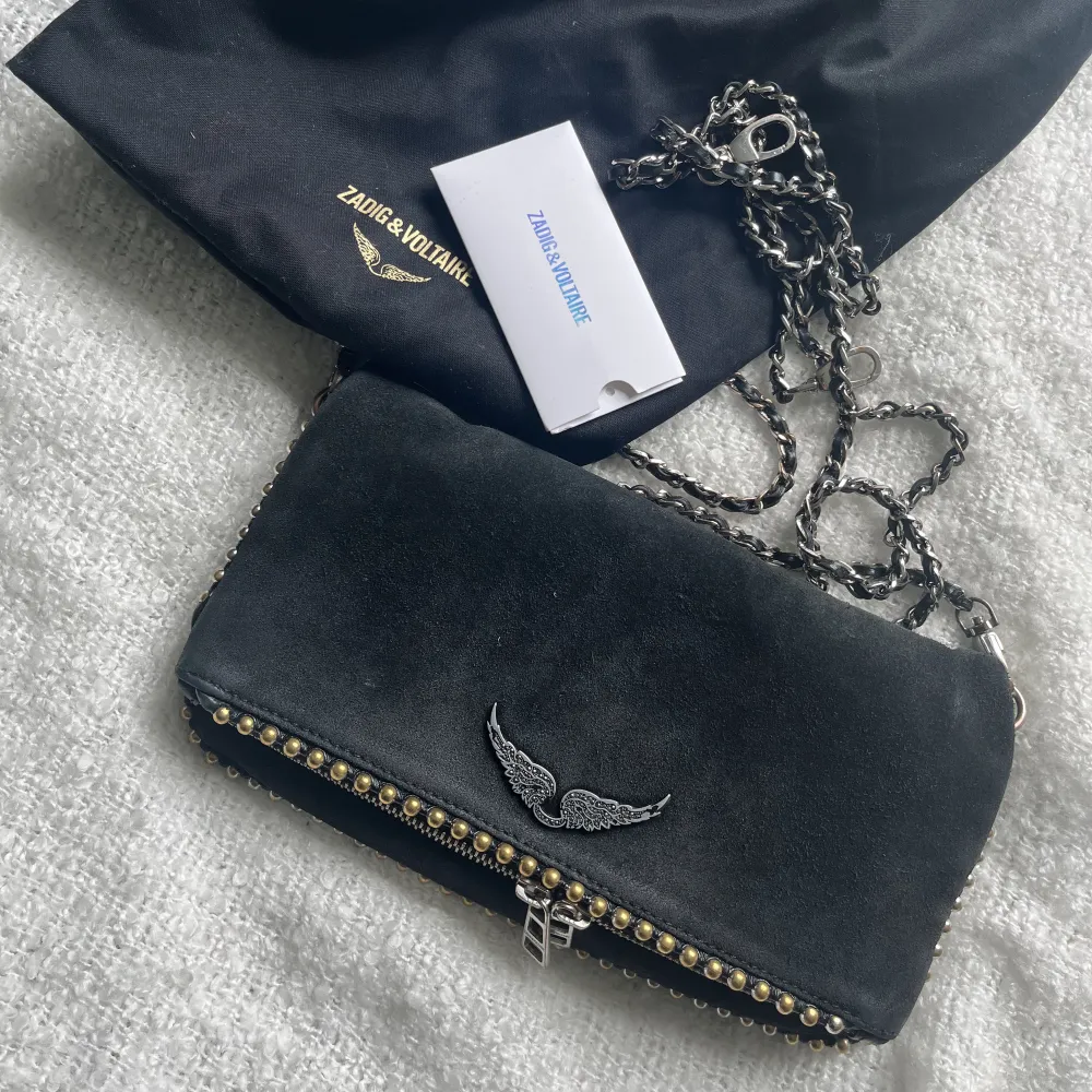 Säljer min Zadig Voltaire väska, modellen ”Pochette Rock Swing Your Wings”. I materialet mocka. Det tillkommer dustbag och två band. Väskan är i bra skick och har används på fint sätt!💘💘💘 Pris går att diskutera!. Väskor.