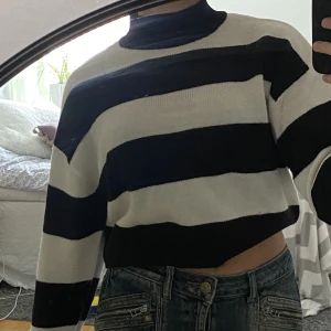 randig tjocktröja - perfekt för hösten!  lite croppad