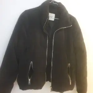 Köpare står för frakt.   Slutsåld jacka från JDY.    https://nelly.com/se/produkt/jdy-jdynewlexa-padded-cordur-jacket-otw_159576-0426/