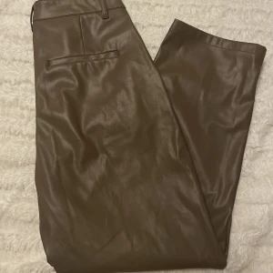 Byxor - Bruna skinnbyxor som som är i bra skicka, använt fåtal gånger, måste sälja för att dem är lite för korta för mig annars sitter dem som en dröm. Medelhöga i midjan💓💓