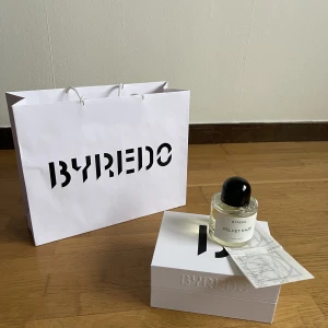 Byredo parfym Velvet haze - Helt ny parfym köpt för en vecka sedan på NK. Trivs tyvärr inte med doften efter en dags användning. Nypris 2350kr. 100ml