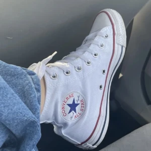 Converse - Iprincip helt oanvända vita converse, någon fläck, men ingen defekt på själva tyget! Frakt tilkommer 