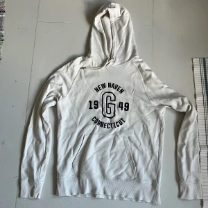 Hoodie Gant  - Hoodie från Gant, finns en fläck och ett litet hål som ej syns på bilderna men skriv för mer specifika bilder. 