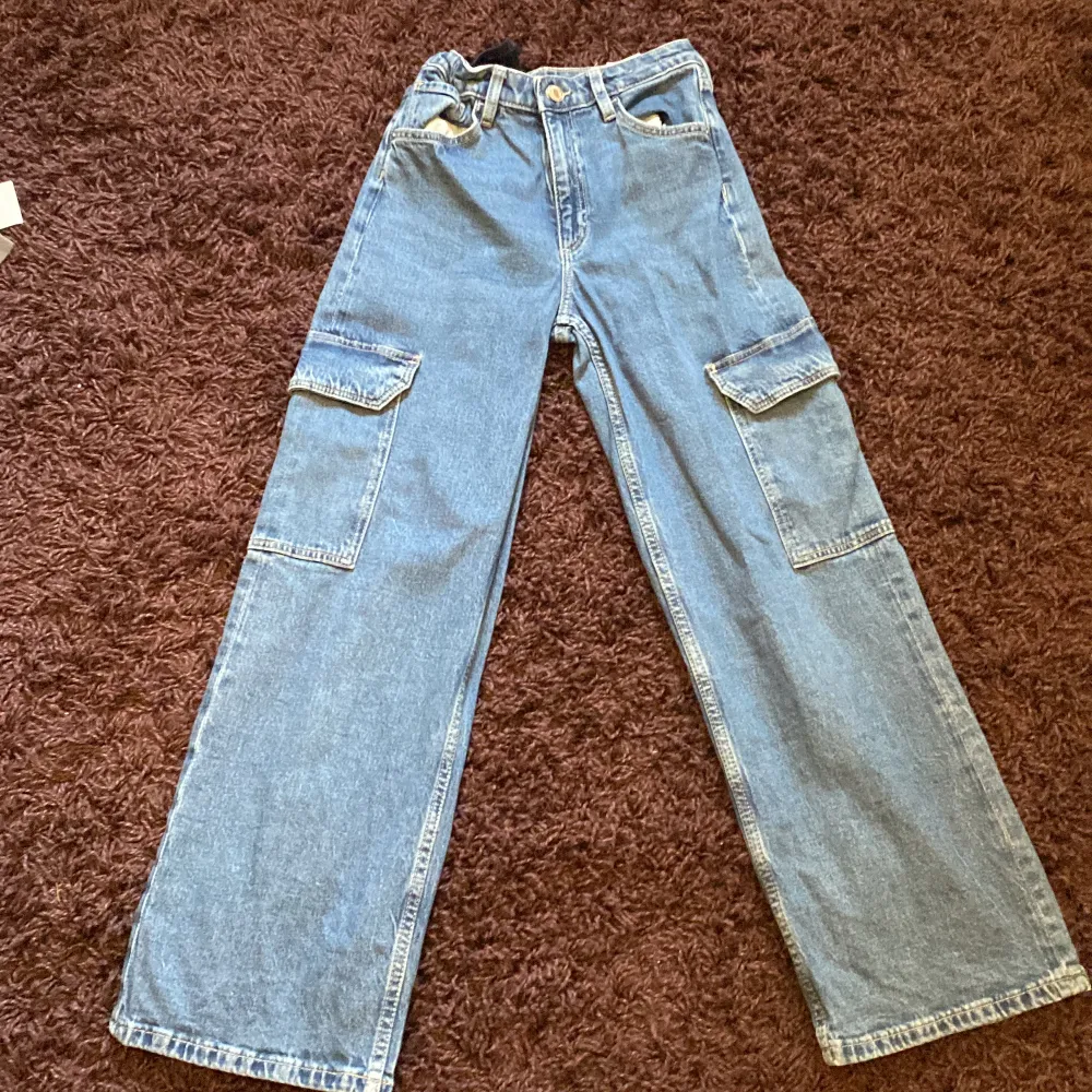 Det är mörk blåa jeans i storlek 140. Jeans & Byxor.
