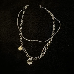 Coolt silver halsband - Coolt silver halsband som är knappt använt!