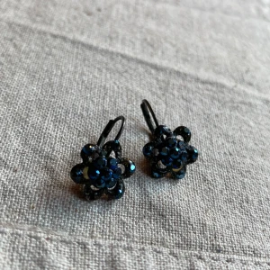 Örhängen - Fina antika örhängen med blåa stenar som lyser i solen! Köpta på loppis. 