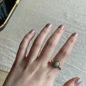 Ring  - Ring med mintgrön sten. Älskar att ha den på tummen eller pekfingret som extra statement. Sparsamt använd.