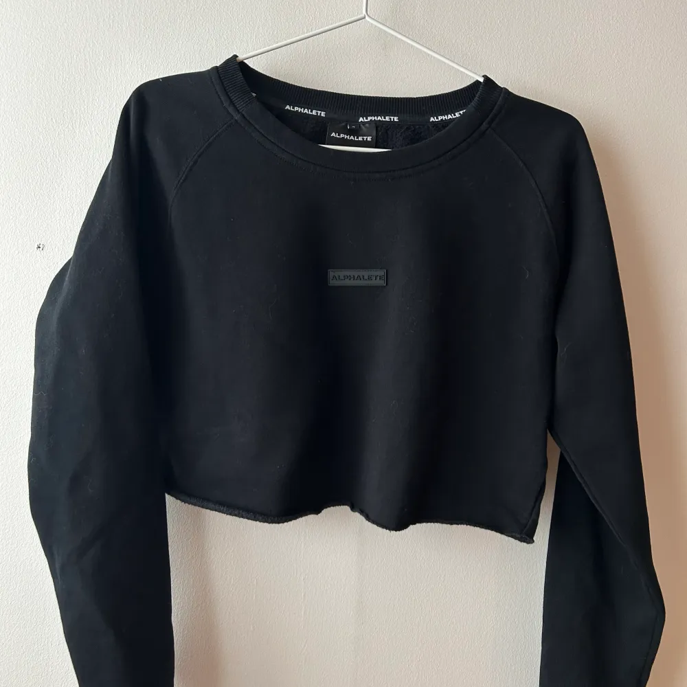 Crop top från alphalete i storlek S. Långa ärmar. Tycker är lite tjockare och inte så luftigt :). Toppar.