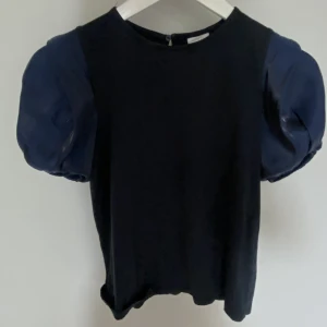 Mörkblå tröja - Säljer denna söta tröjan med puffärm ifrån Zara då den är för liten för mig. 