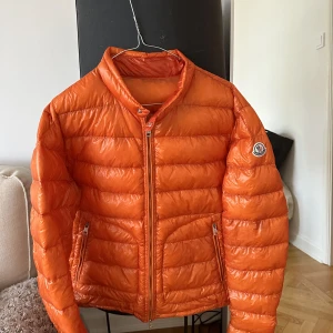 Monclear Jacka - Säljer nu min monclear jacka, sparsamt använd. 8/10 i skick utöver den lilla skadan på 3:e bilden.  Nypris: 11 000kr   Passar M/L