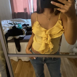 zara volangtopp - Super gulligt linne från zara med volanger och justerbara band, den är använd en gång så helt ny, den säljs inte mer på deras hemsida💞storlek s men passar också xs