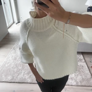 Stickad tröja - Stickad tröja med krage ifrån Mango. 