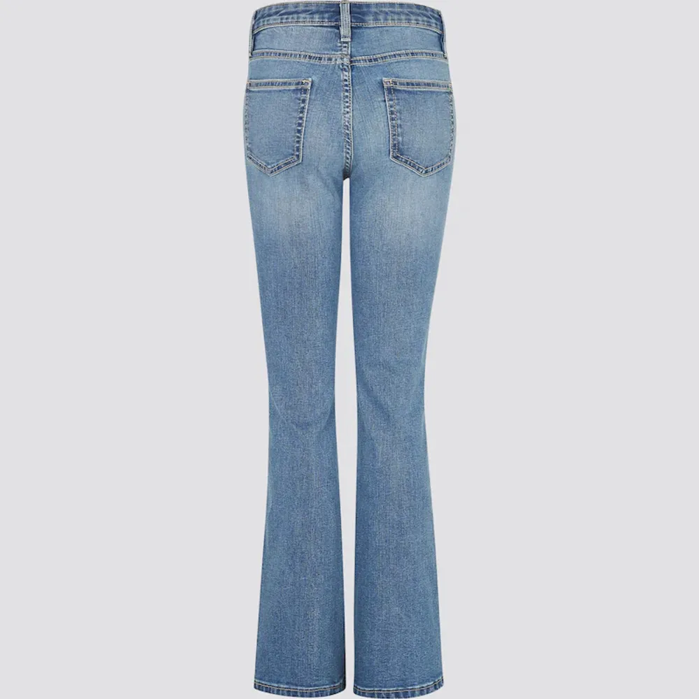 Ett par blåa bootcut jeans från Cubus i storlek 170. Använda fåtal gånger och säljer då dom har blivit för små. Köparen står för frakten❣️. Jeans & Byxor.