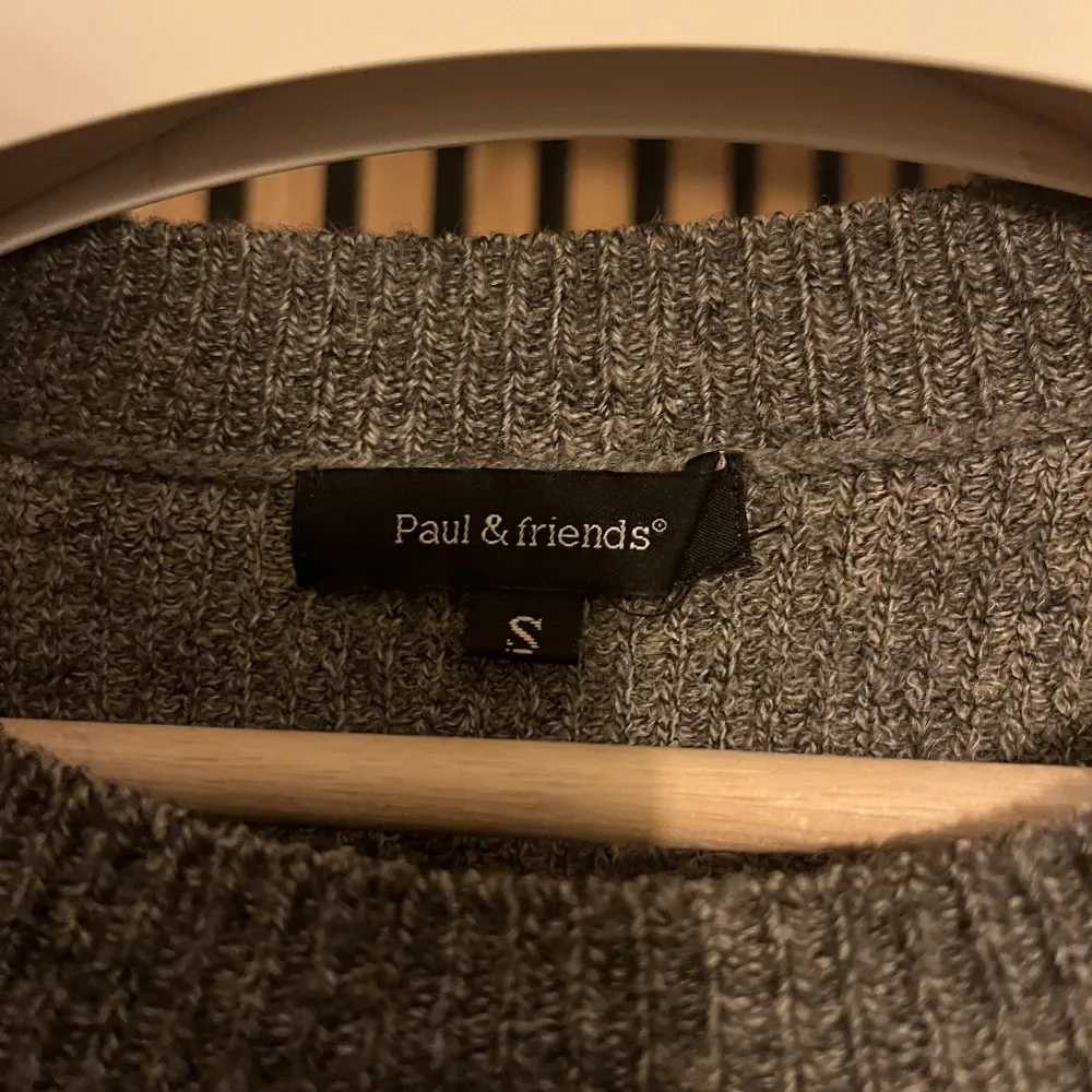 Säljer en grå stickad Paul friends tröja i ull/viskos. Storlek small men sitter mer som Medium. Bra skick  Skriv om ni har någon fråga!. Stickat.