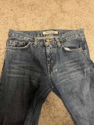 Low waist jeans - Här är ett par superlåga långa blå jeans, de är verkligen dröm men tyvärr lite för små för mig💕hör av dig vid frågor eller funderingar
