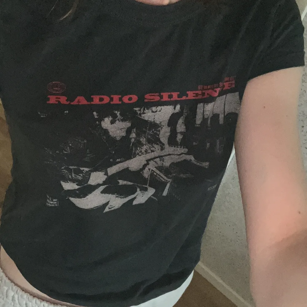 Den populära snygga ”radio silener” t-shirten från Brandy Melville! Köpt här på Plick men används ej💞 Skicka meddelande för fler bilder. Det går bra att använda ”köp nu’. T-shirts.