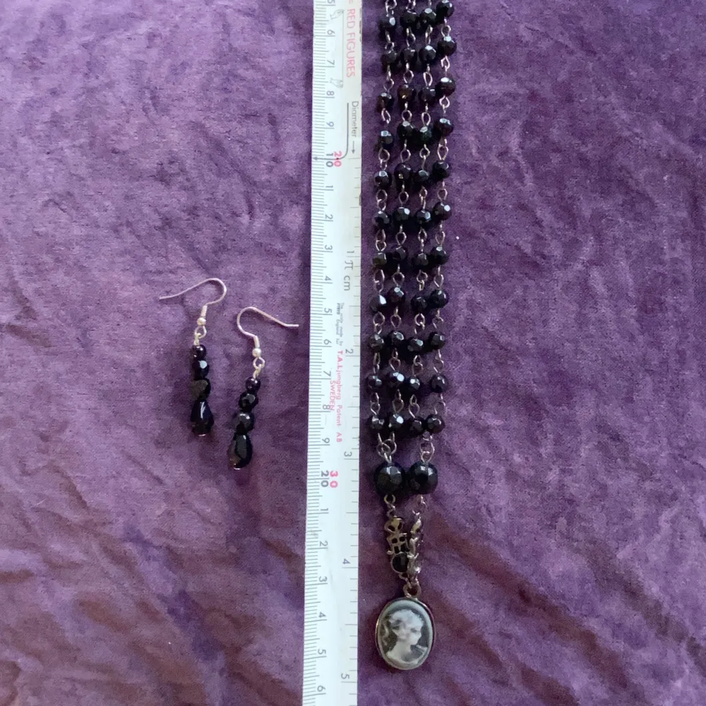 Ett vackert set med örhängen och halsband. Svarta pärlor och came  En sten saknas på halsbandet, se bild . Accessoarer.
