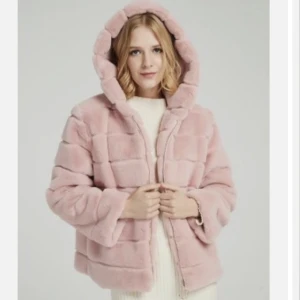 pälsjacka  - rosa pälsjacka använd en gång ff i jätte bra skick . 