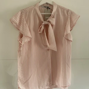 Blus - Så fin blus från Only, aldrig använd!💗
