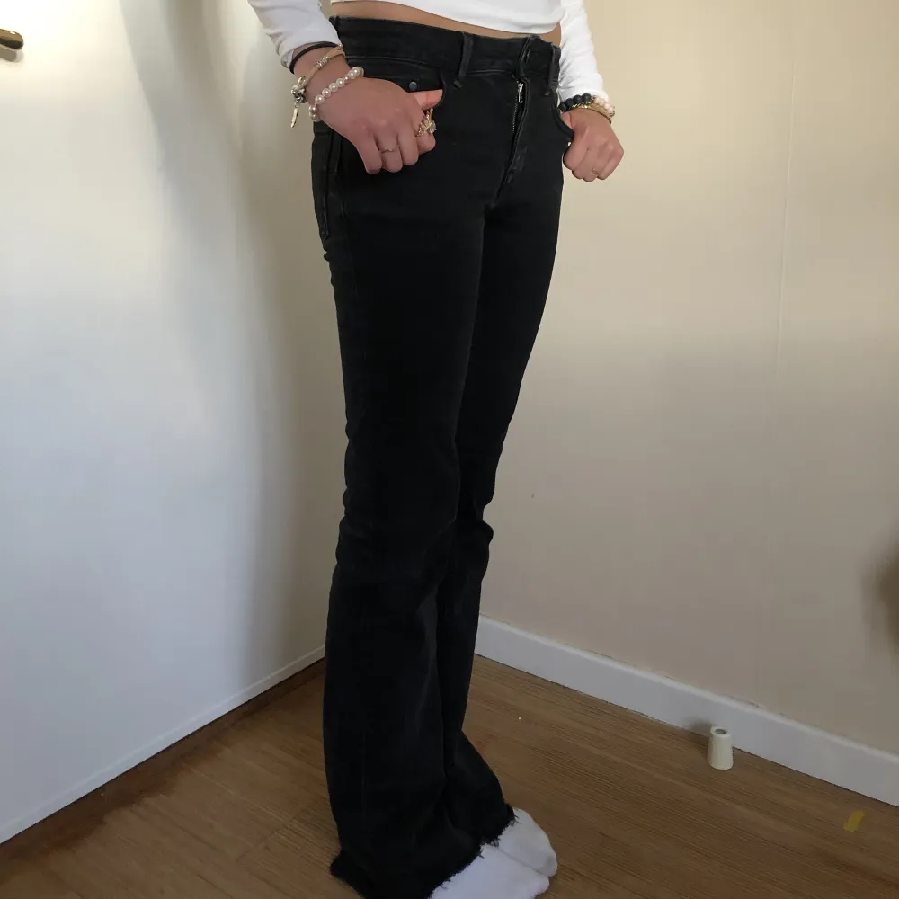 Nu säljer jag de här sjukt snygga svarta Lågmidjade jeansen!❤️‍🔥❤️‍🔥 De är i helt nyskick. De är i storlek 34 och innerbensmåttet är 81 cm, modellen är 172-173 cm och de passar perfekt på henne. Fast de passar både kortare och längre. 💘💘. Jeans & Byxor.