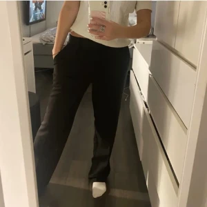 kostymbyxor  - lågmidjade kostymbyxor från nakd i strl 36, bra skick! köpare står för frakten!