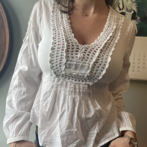 Vit blus  - Vit blus från cream med knytning i ryggen.⭐️I gott skick :)