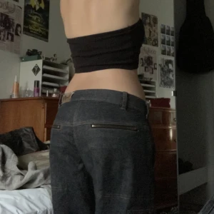 Caprice (3/4) lågmidjade jeans - Mårblåa caprice (3/4) baggy jeans med drajkedjor som fickor. Inte riktigt min stil. Knappt använda.