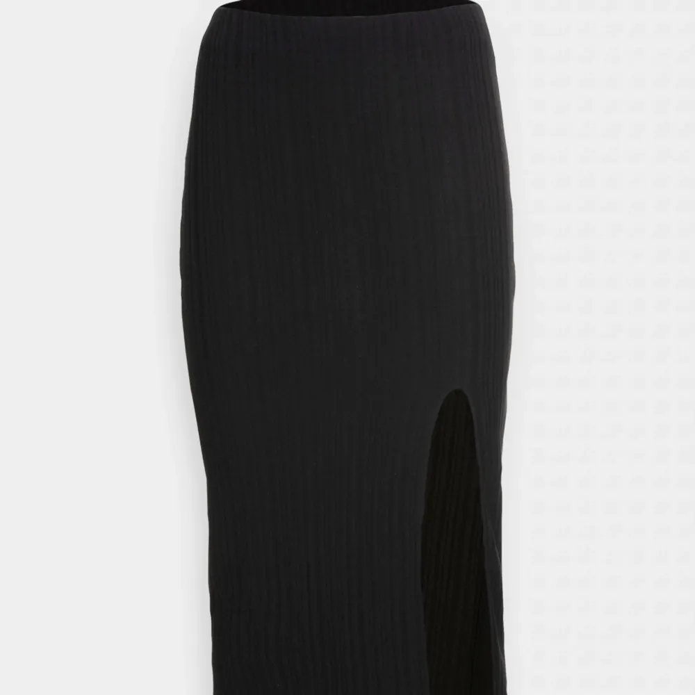 Säljer denna svarta kjolen med en slits från Gina Tricot i modellen Adela Petite. Väldigt sparsamt använd. Kjolar.