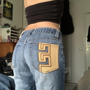 Mid/lowwaist jeans med E på bakfickor - Intressekoll! Söta straightleg jeans som har E på bakfickorna. Sitter perfekt på mig som är 166 cm lång och brukar ha s/m