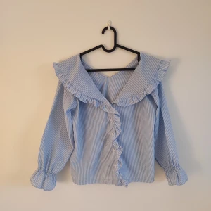 Blus - Blus med volang. Storlek S/M. Aldrig använd.