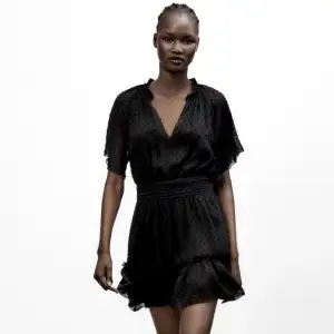 Säljer denna super fina svarta klänningen ifrån zara, använd fåtal gånger💖