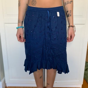 Kjol - Jättesöt kjol med typ paljetter. Helt ny med lappen kvar. Storlek xs/s. 100kr plus frakt 
