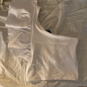 Söt volang topp - Säljer den här super söta toppen då den ej kommer till användning.