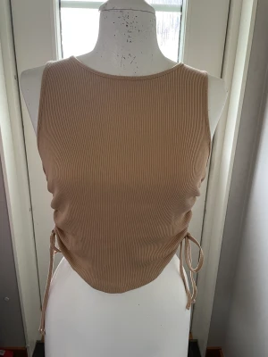 Crop top  - Knyt på sidorna och ribbat tyg. 