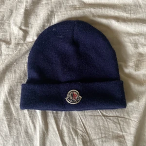 SÄLJER MONCLER MÖSSA!!!  - Använd ungefär 2 gånger, super skick.