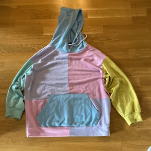 Multicolor tröja - Använd men har mycket kvar att ge