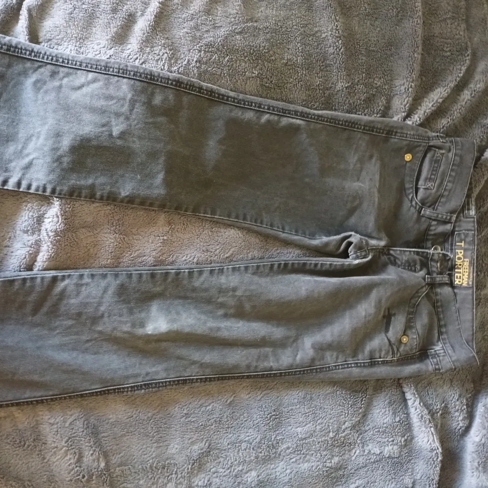 Ett par lågmidjade jeans!. Jeans & Byxor.